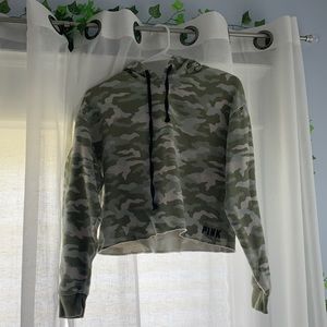 Camo cropped pullover